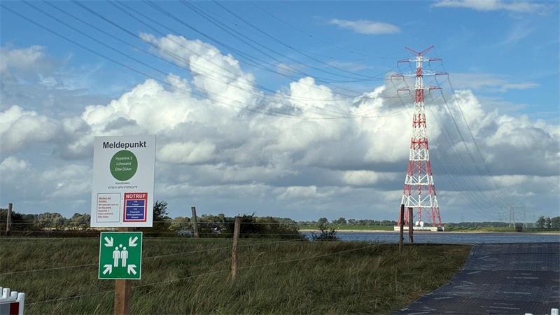 Optimistischer Blick in die Röhre: Minister auf Lühesand Parallel zur Wasserstoffpipeline verläuft eine wichtige Stromleitung.