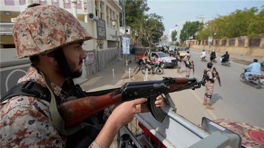 Paramilitärische Soldaten stehen Wache: Die Lage vor den Wahlen in Pakistan mit mehr als 240 Millionen Einwohnern ist angespannt.