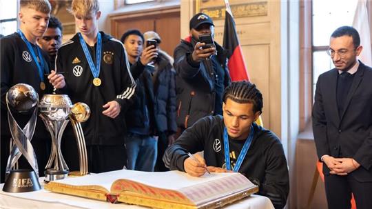 Paris Brunner trägt sich in das Goldene Buch der Stadt Frankfurt ein.