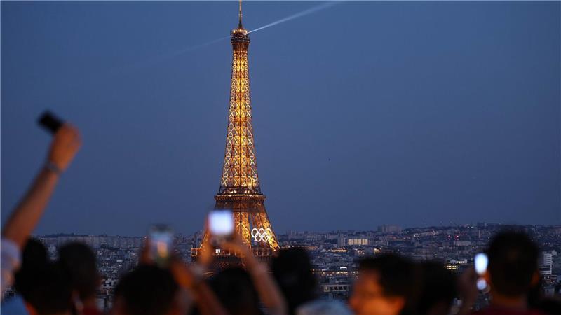 Die meistbesuchten Länder der Welt Paris im Sommer 2024 - besonders beliebt: Touristen fotografieren den Eiffelturm mit den Olympischen Ringen von der Terrasse des Triumphbogens. (Archivbild)