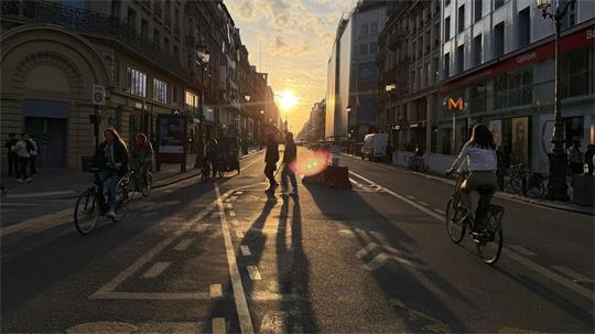 Paris investiert Millionensummen in den Ausbau des Radwegenetzes. (Archivbild)