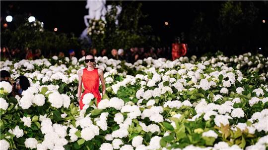 Pariser Laufsteg zwischen Blumen: Saint Laurent zeigt Frühjahr/Sommer-Kollektion 2026