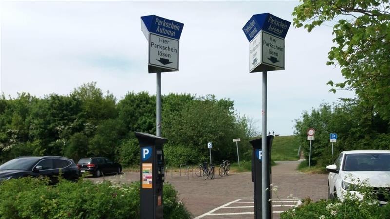 Parkautomaten auf dem Parkplatz an der Nordfeldstraße in Döse: Diese müssen künftig das ganze Jahr über gefüttert werden, zumindest in der Zeit von 9 bis 18 Uhr. Foto: Bohlmann-Drammeh