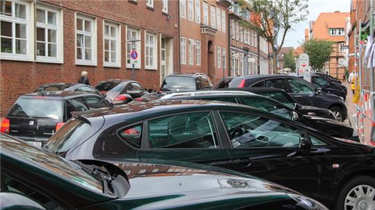 Parken in der Stader Altstadt: Wegen des Parkplatzmangels gibt es Parkausweise für Anwohner.