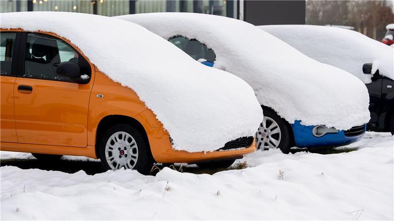 Parkende Autos verschwanden unter einer dicken Schneedecke.