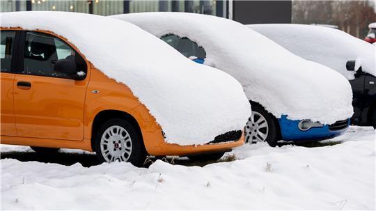 Parkende Autos verschwanden unter einer dicken Schneedecke.
