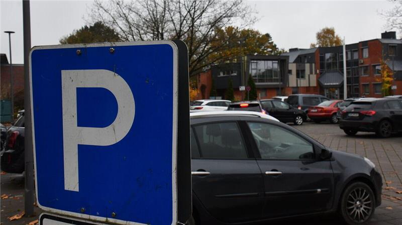 Parkgebühren oder nicht? Noch kann man auch auf dem Hemmoorer Rathausplatz ohne Beschränkungen seinen Wagen abstellen. Aber das könnte sich ändern.