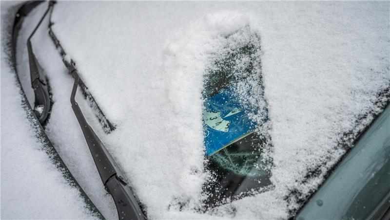 Parkscheine und Anwohnerausweise müssen grundsätzlich gut sichtbar im Auto liegen: Nachträglich durch Schnee oder Eis verdeckte Dokumente führen jedoch nicht zu einem Knöllchen, solange sie gültig sind. 
