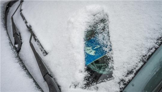 Parkscheine und Anwohnerausweise müssen grundsätzlich gut sichtbar im Auto liegen: Nachträglich durch Schnee oder Eis verdeckte Dokumente führen jedoch nicht zu einem Knöllchen, solange sie gültig sind. 
