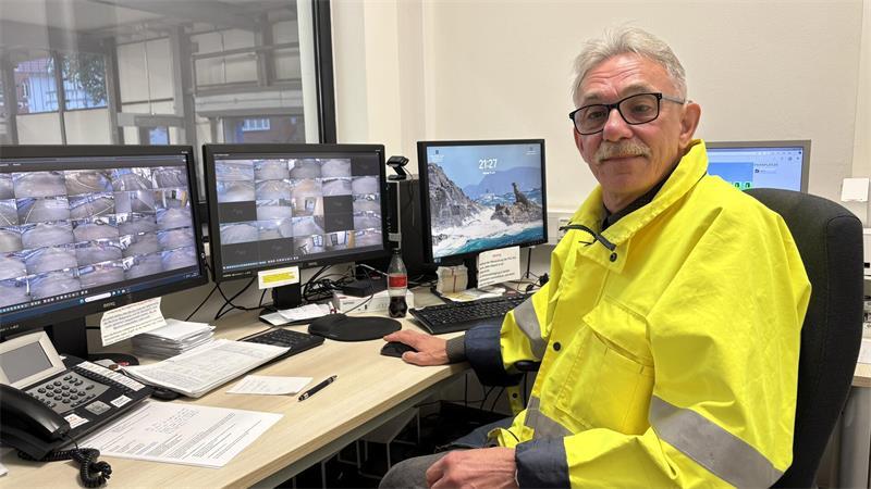 „Langweilig wird mir nie“: Aus dem Alltag eines Stader Parkwächters Parkwächter Thomas Schulz kann von seinem Platz im Büro genau sehen, was auf den insgesamt 14 Ebenen passiert.