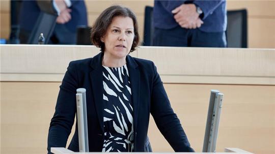 Parlamentspräsidentin Kristina Herbst (CDU) hält im Plenarsaal eine Rede.
