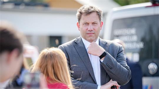 Parteichef Klingbeil ist für den Wahlkampf nach Sachsen-Anhalt gereist. 