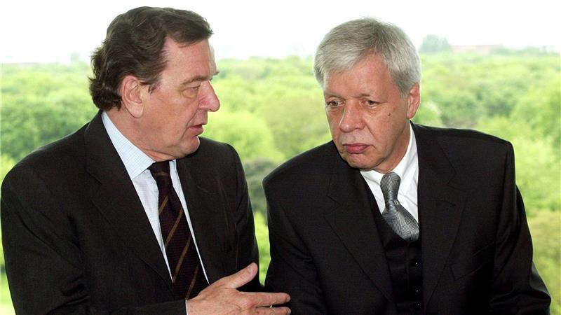 Parteilos in den Bundestag: 1998 wurde der Industrieberater Werner Müller (r) von Gerhard Schröder zum Bundeswirtschaftsminister ernannt. (Archivbild)