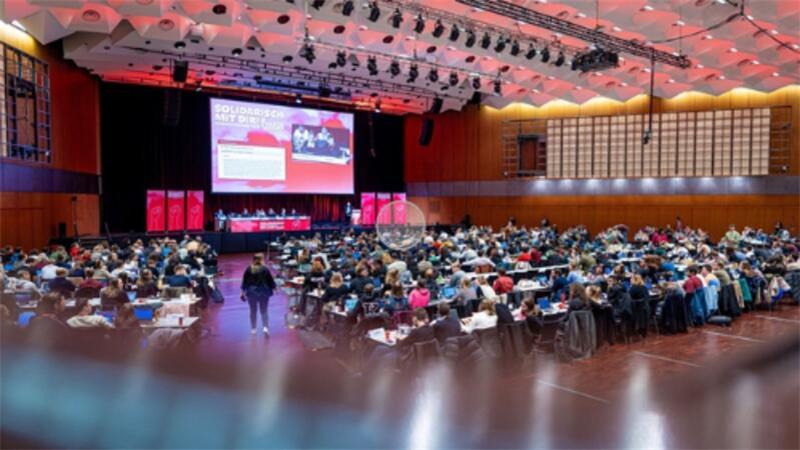 Jusos fordern Grunderbe: 60.000 Euro für alle über 18 Parteimitglieder verfolgen den Bundeskongress der Jungsozialisten in Braunschweig.
