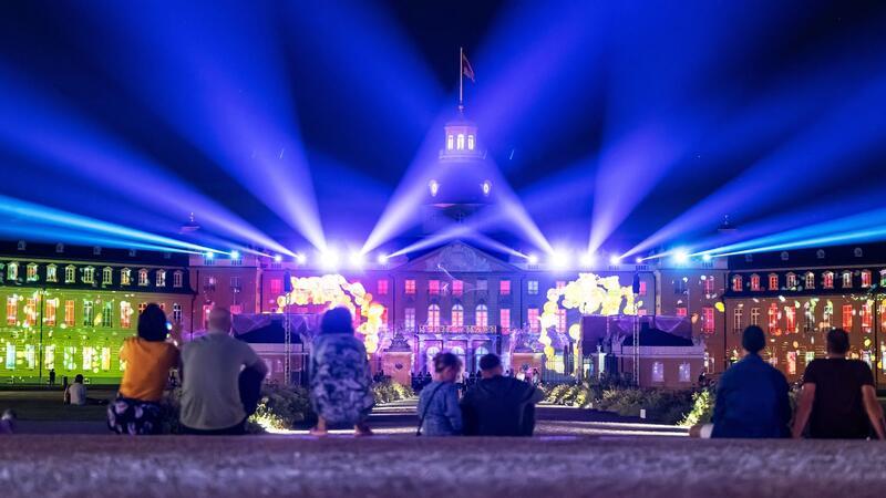 „Particles Ensemble “ aus dem Jahr 2024 von Overlapping Studio bei einer Probe der Schlosslichtspiele Karlsruhe.