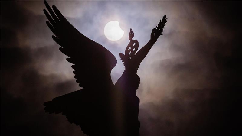 Partielle Sonnenfinsternis über der Siegessäule in Berlin