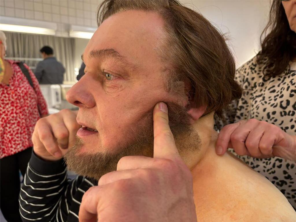 Partnerarbeit: Während Beata Rolkowska den Hals befestigt, muss Torsten Münchow ...