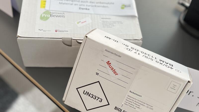 Partnerkliniken von ProBeweis erhalten Boxen, um eine gerichtsverwertbare Dokumentation von Verletzungen und die Spurensicherung durchführen zu können.
