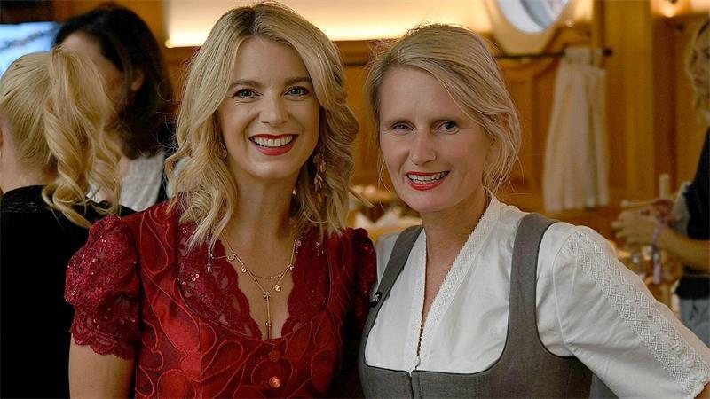 „Bier, Boobs, Brezn“ - Ein lesbisches Wiesn-Event Party-Veranstalterin Sina Scherer (rechts) mit Bräurosl-Wirtin Franziska Reichert beim Wiesn-Warm-Up im Donisl.