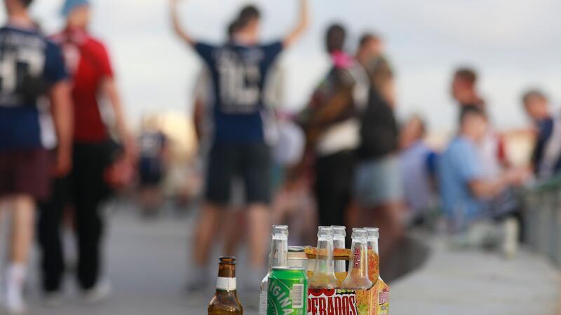 Party auf der Promenade am Strand von Arenal. Mallorca läutet die Partysaison ein.