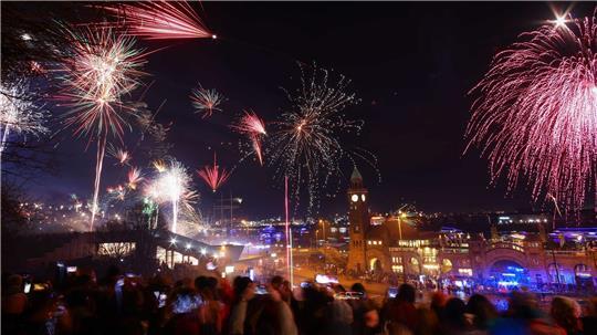 Party auf einer schwimmenden Bühne - das ZDF sendet seine Live-Show aus der Hafencity in Hamburg. (Archivbild)