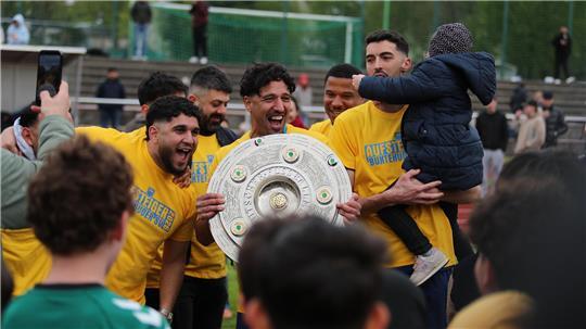 Party mit Meisterschale: Der Buxtehuder SV um Kapitän Jeremy Faruke kann feiern wie Bayern München.