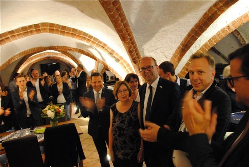 Party mit Wahlsieger im Ratskeller: Sönke Hartlef mit Frau Elke lässt sich von seinen Anhängern feiern...