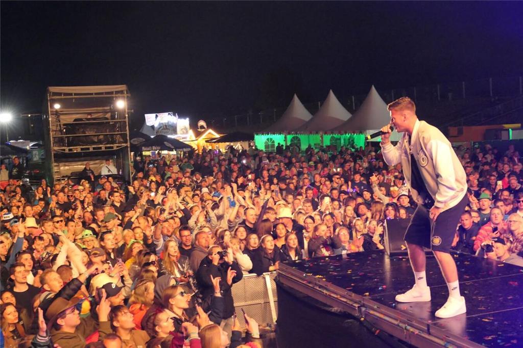 Partygrößen wie Mickie Krause spielten vor 4000 Besuchern beim Elbstrandfestival...