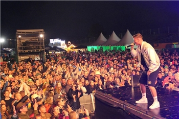 Partygrößen wie Mickie Krause spielten vor 4000 Besuchern beim Elbstrandfestival auf Krautsand.