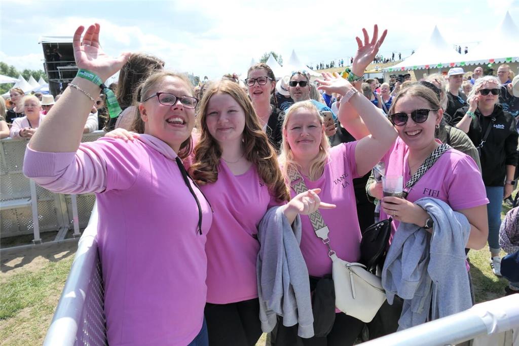 Partygrößen wie Mickie Krause spielten vor 4000 Besuchern beim Elbstrandfestival...