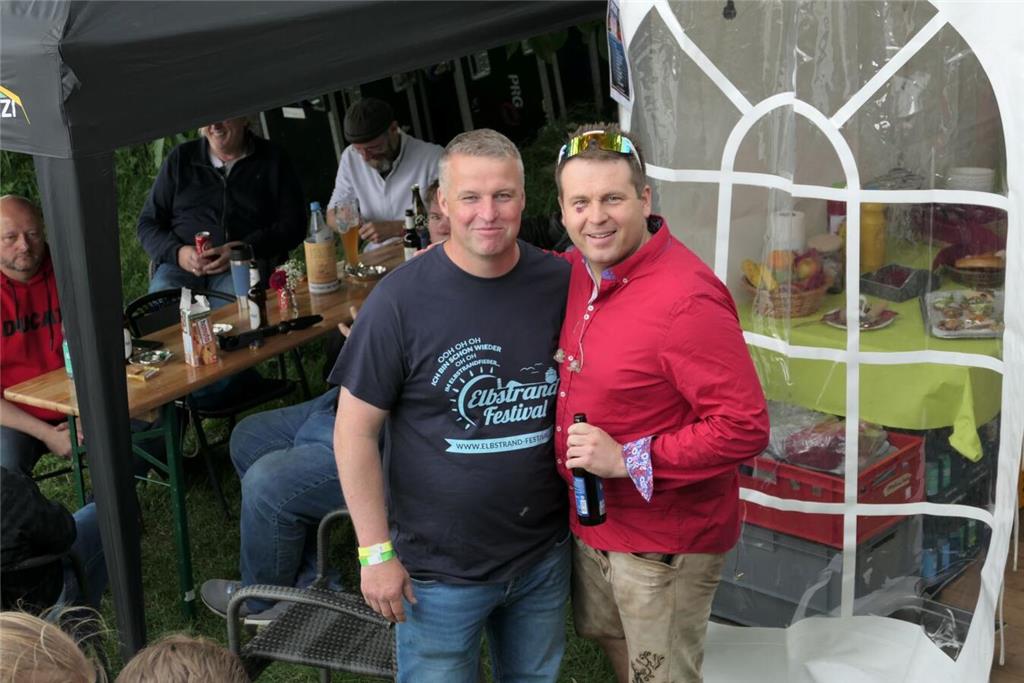 Partygrößen wie Mickie Krause spielten vor 4000 Besuchern beim Elbstrandfestival...