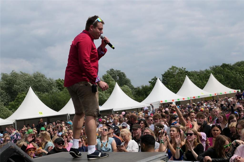 Partygrößen wie Mickie Krause spielten vor 4000 Besuchern beim Elbstrandfestival...
