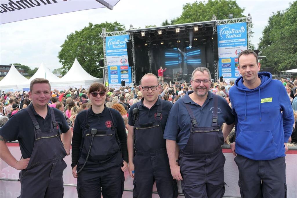 Partygrößen wie Mickie Krause spielten vor 4000 Besuchern beim Elbstrandfestival...