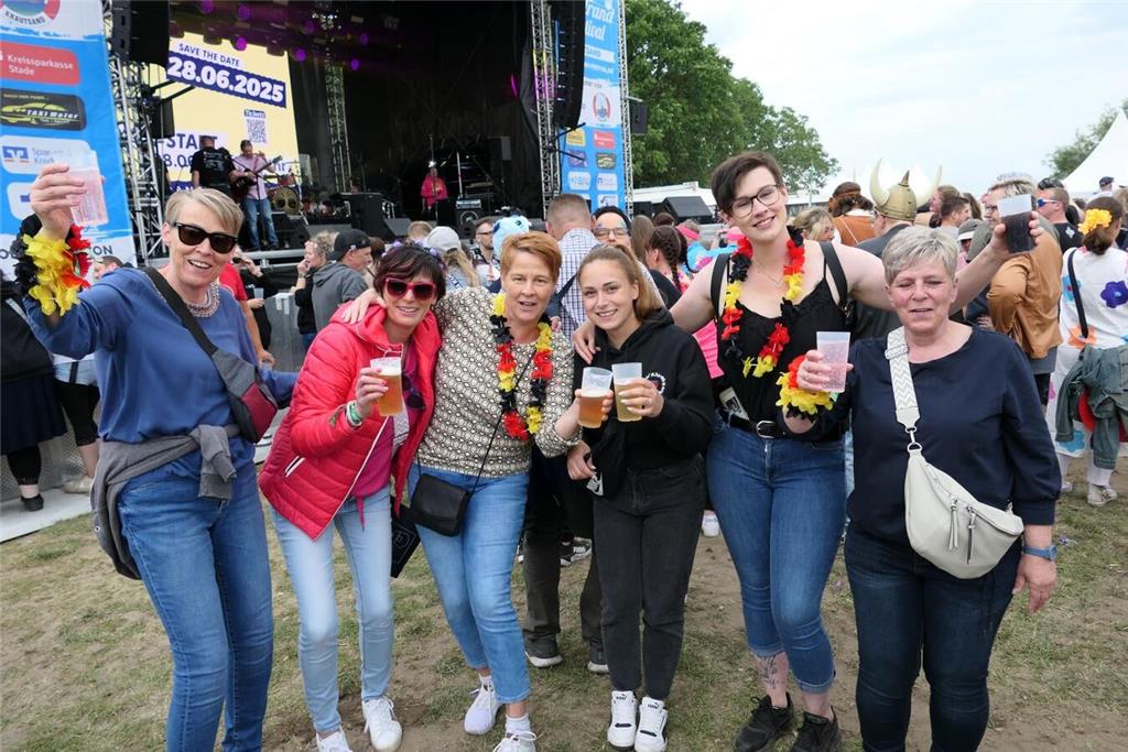Partygrößen wie Mickie Krause spielten vor 4000 Besuchern beim Elbstrandfestival...
