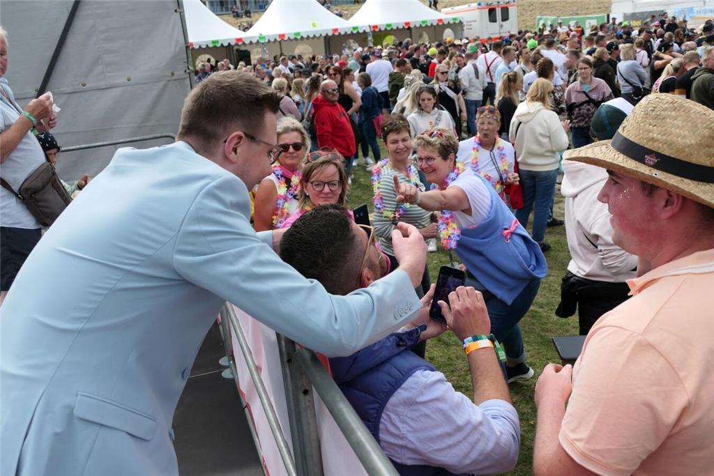 Partygrößen wie Mickie Krause spielten vor 4000 Besuchern beim Elbstrandfestival...
