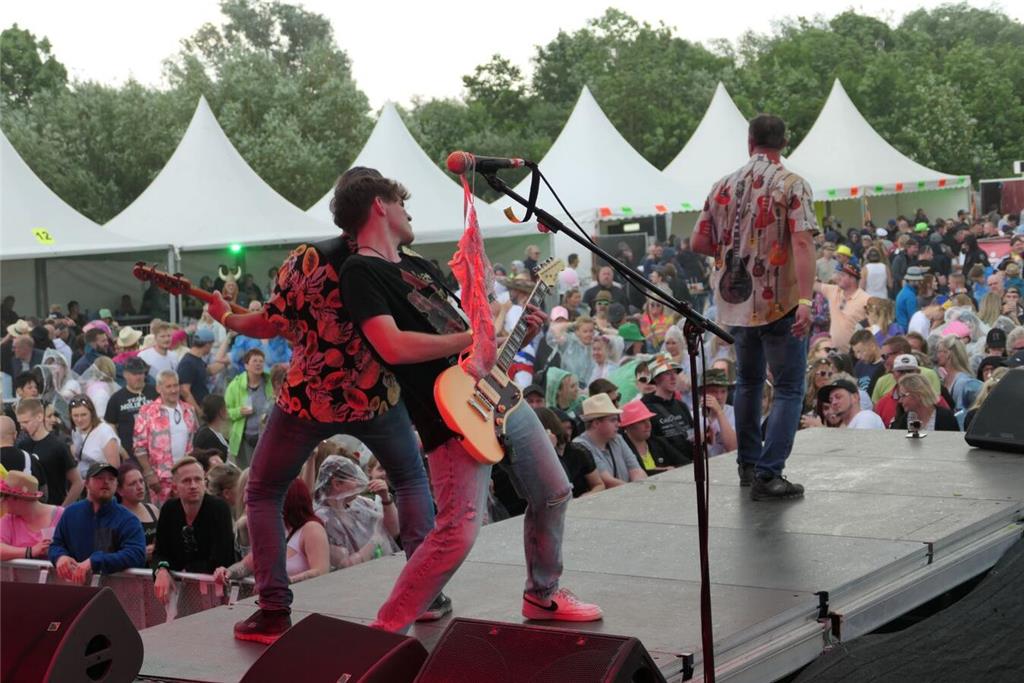 Partygrößen wie Mickie Krause spielten vor 4000 Besuchern beim Elbstrandfestival...