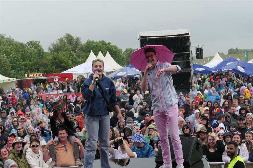 Partygrößen wie Mickie Krause spielten vor 4000 Besuchern beim Elbstrandfestival...