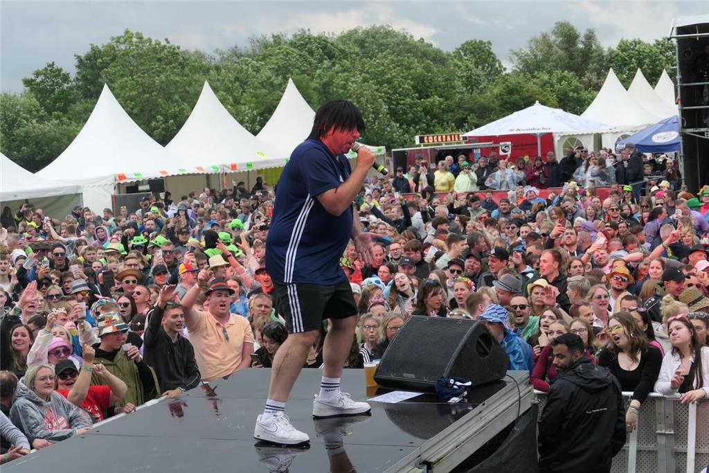 Partygrößen wie Mickie Krause spielten vor 4000 Besuchern beim Elbstrandfestival...