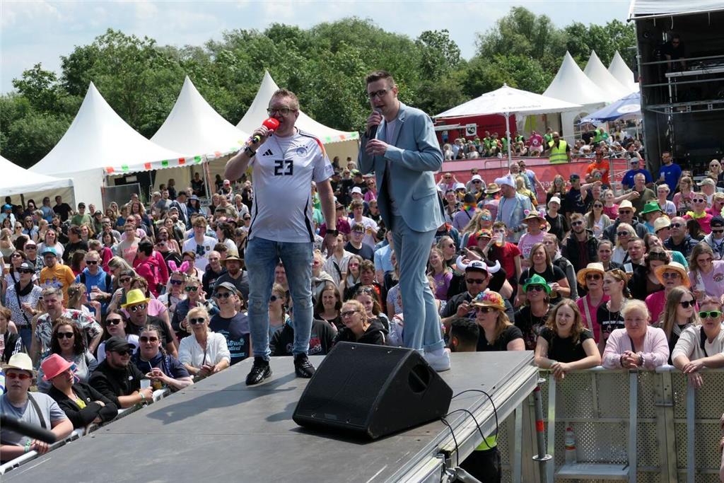 Partygrößen wie Mickie Krause spielten vor 4000 Besuchern beim Elbstrandfestival...