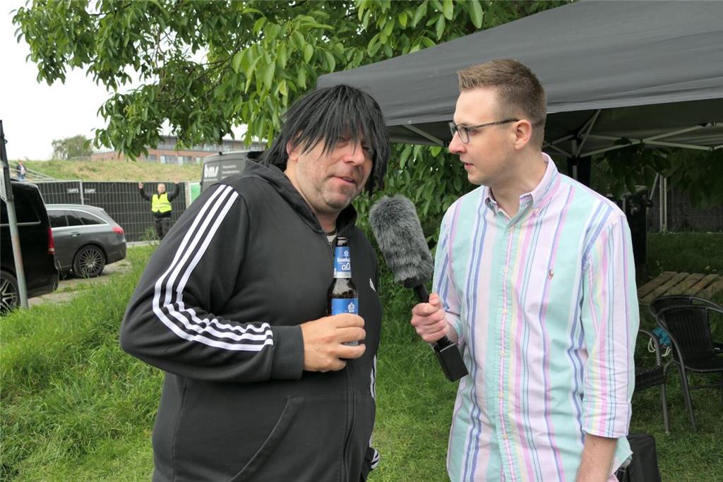 Partygrößen wie Mickie Krause spielten vor 4000 Besuchern beim Elbstrandfestival...