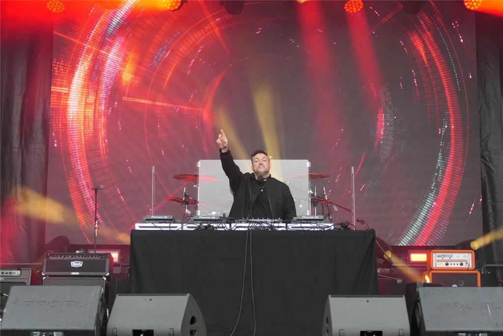 Partygrößen wie Mickie Krause spielten vor 4000 Besuchern beim Elbstrandfestival...