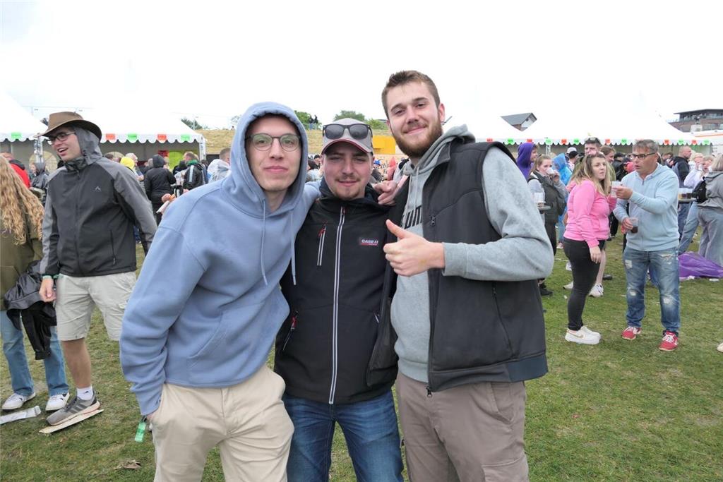 Partygrößen wie Mickie Krause spielten vor 4000 Besuchern beim Elbstrandfestival...