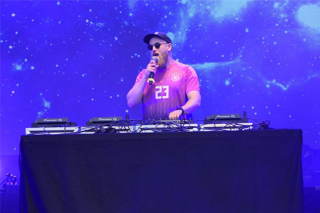 Partygrößen wie Mickie Krause spielten vor 4000 Besuchern beim Elbstrandfestival...