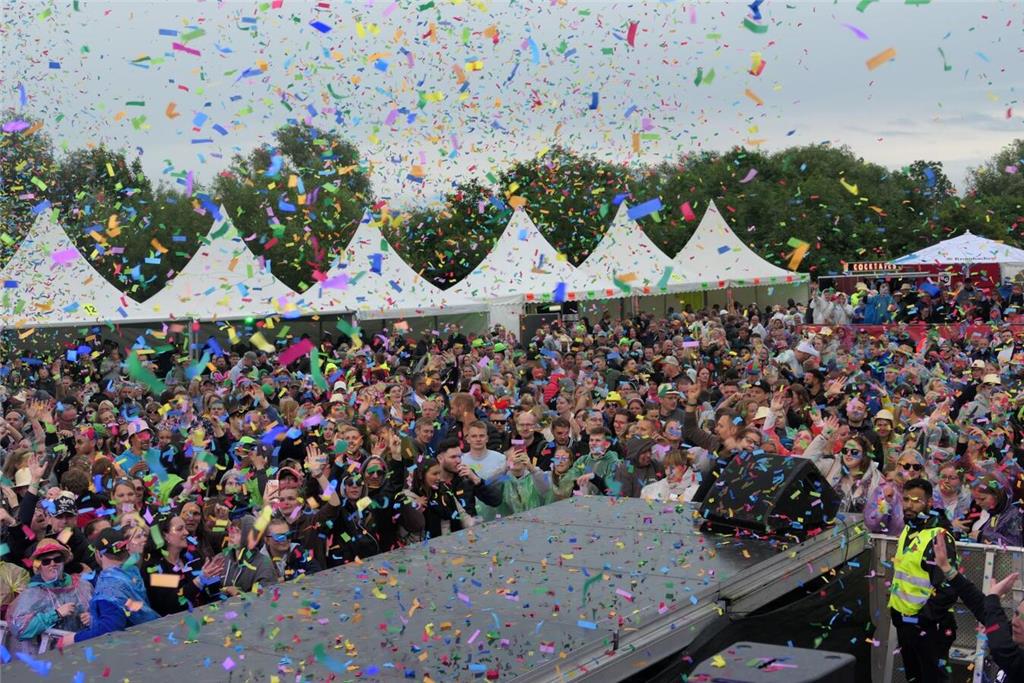 Partygrößen wie Mickie Krause spielten vor 4000 Besuchern beim Elbstrandfestival...