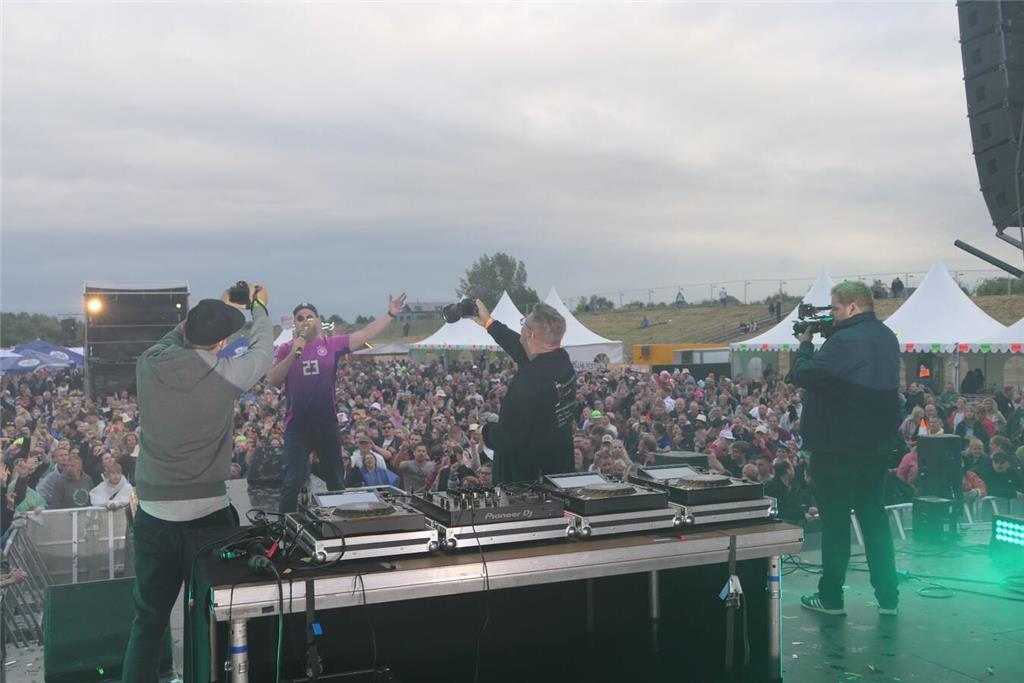 Partygrößen wie Mickie Krause spielten vor 4000 Besuchern beim Elbstrandfestival...
