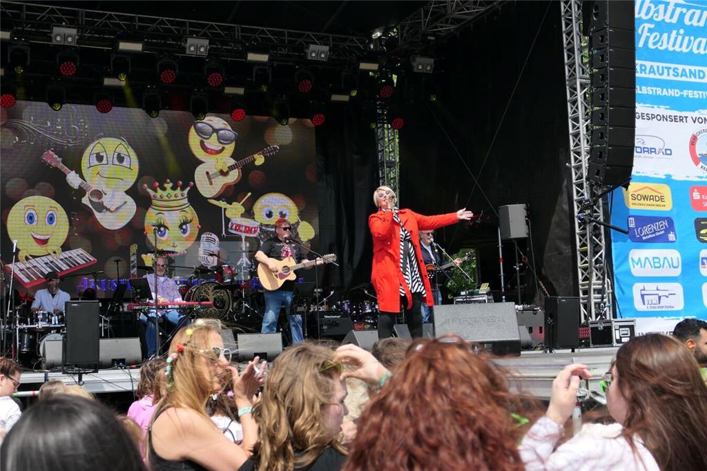 Partygrößen wie Mickie Krause spielten vor 4000 Besuchern beim Elbstrandfestival...