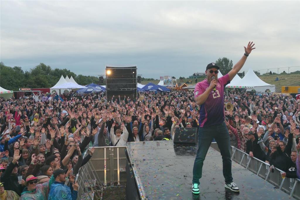 Partygrößen wie Mickie Krause spielten vor 4000 Besuchern beim Elbstrandfestival...