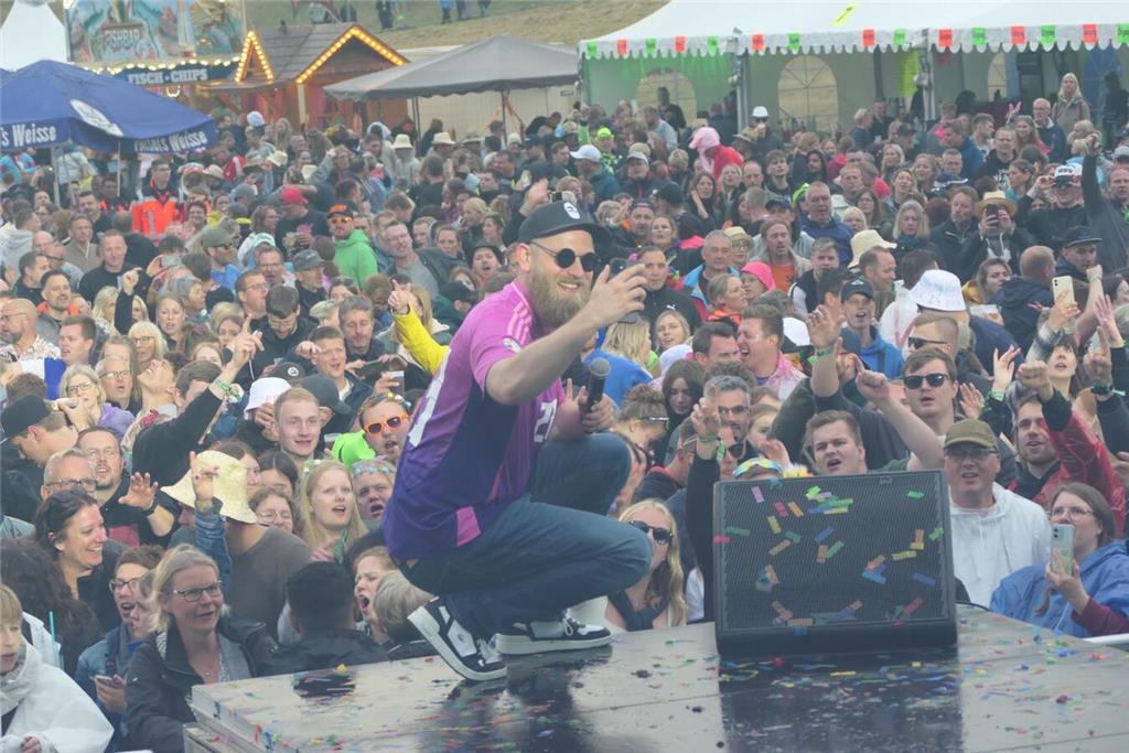 Partygrößen wie Mickie Krause spielten vor 4000 Besuchern beim Elbstrandfestival...