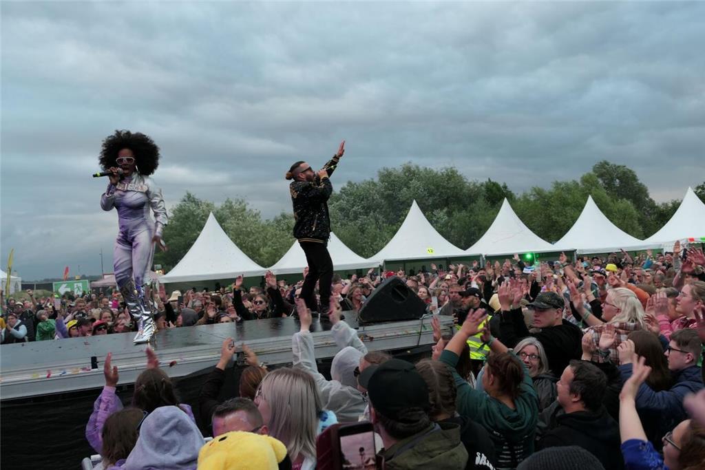 Partygrößen wie Mickie Krause spielten vor 4000 Besuchern beim Elbstrandfestival...