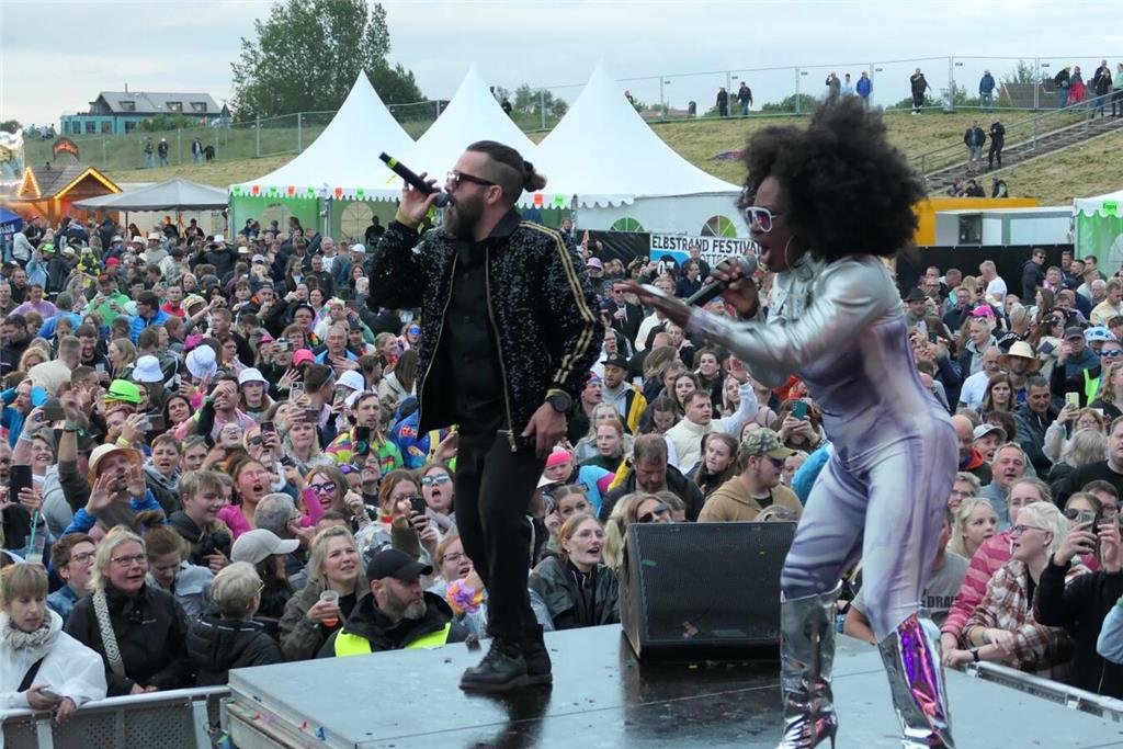 Partygrößen wie Mickie Krause spielten vor 4000 Besuchern beim Elbstrandfestival...